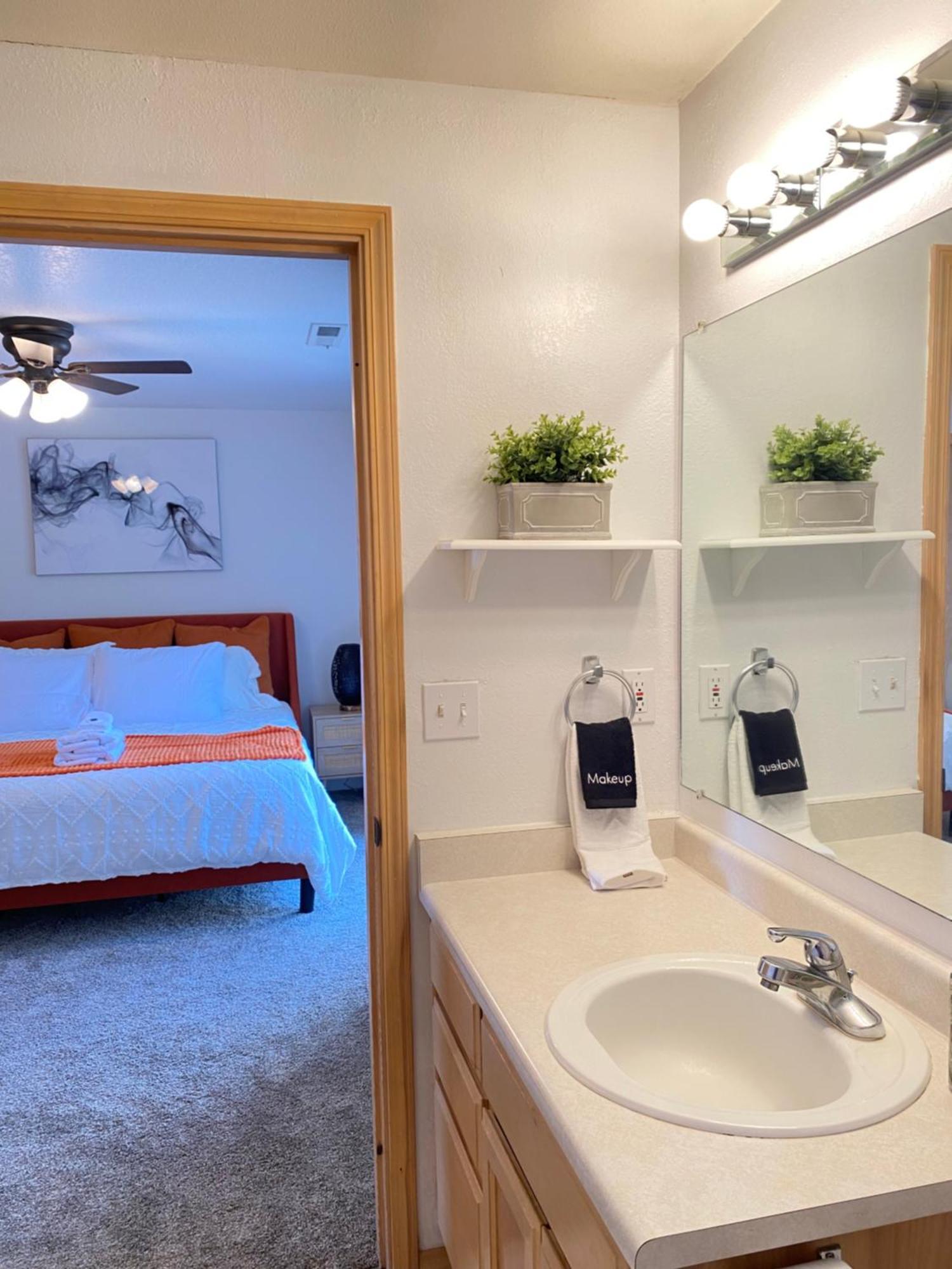 Villa Hot Tub! King Bed-Firepitt-Near Airport& Freeway Medford Esterno foto
