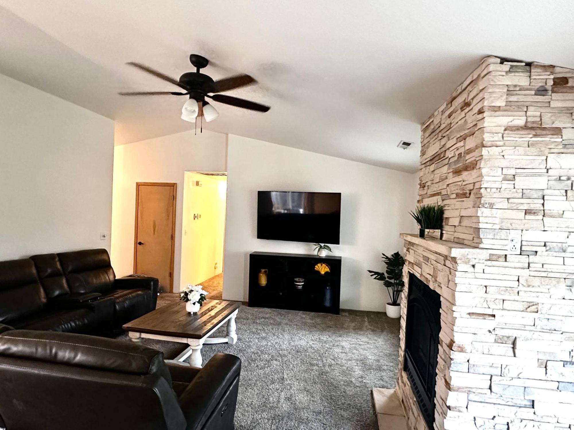 Villa Hot Tub! King Bed-Firepitt-Near Airport& Freeway Medford Esterno foto