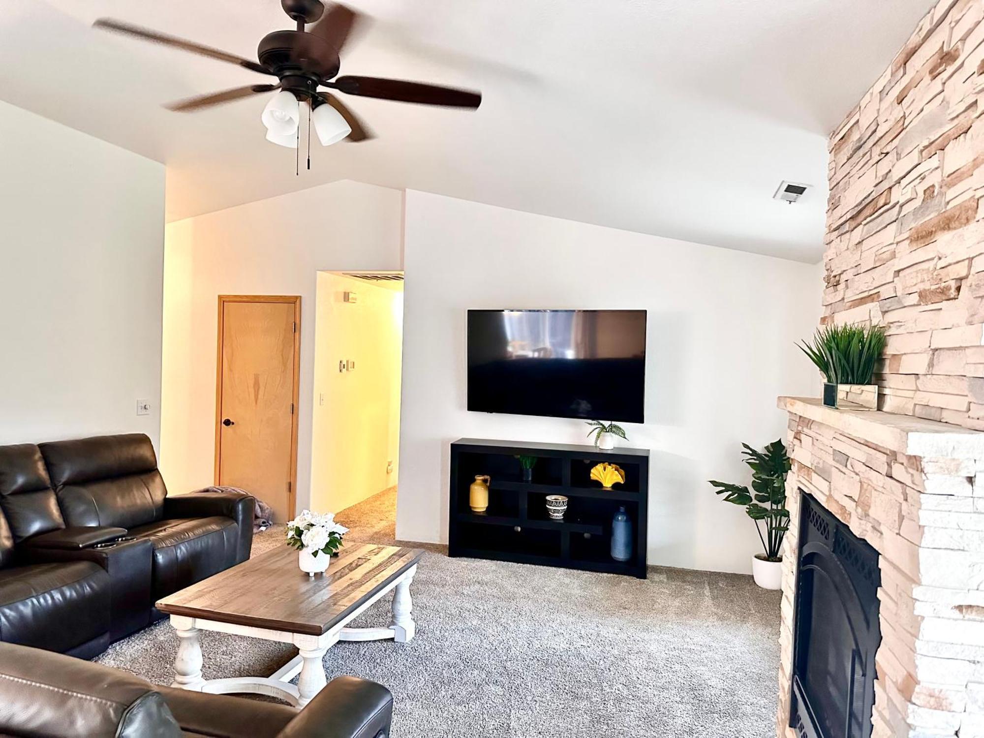 Villa Hot Tub! King Bed-Firepitt-Near Airport& Freeway Medford Esterno foto