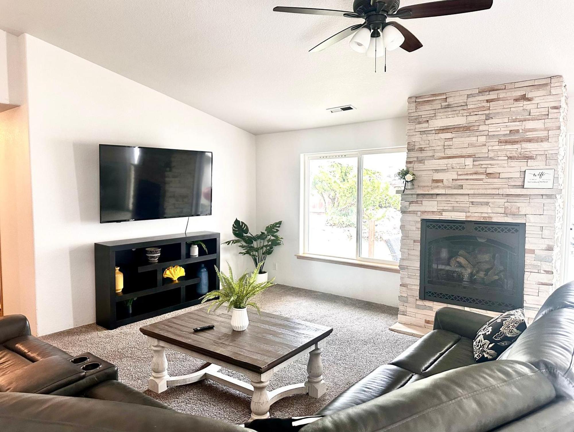 Villa Hot Tub! King Bed-Firepitt-Near Airport& Freeway Medford Esterno foto