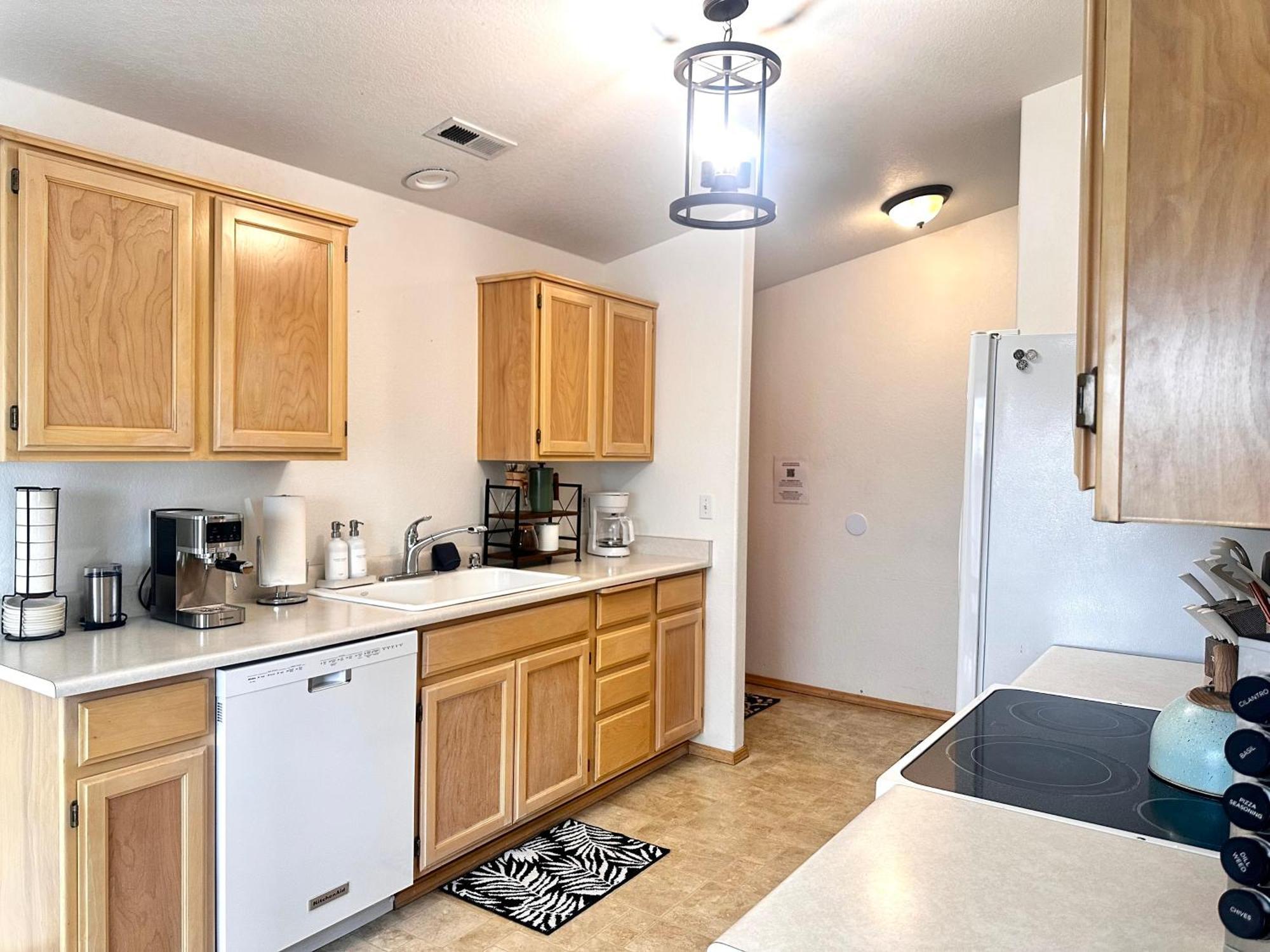 Villa Hot Tub! King Bed-Firepitt-Near Airport& Freeway Medford Esterno foto